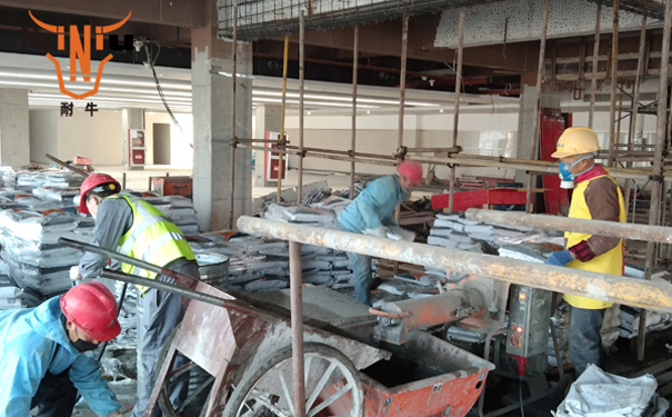 水泥路面上出现一些幼裂缝怎么处置？